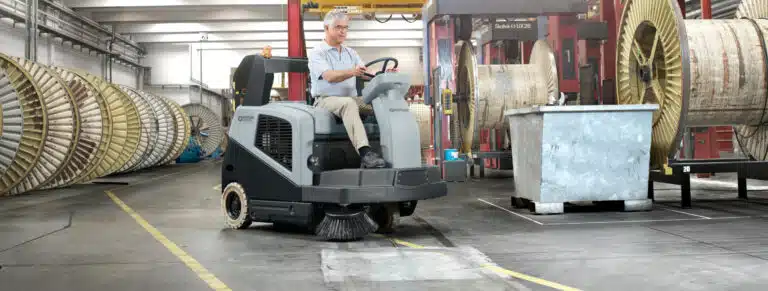 Hvordan velge riktig feiemaskin til lager og industri