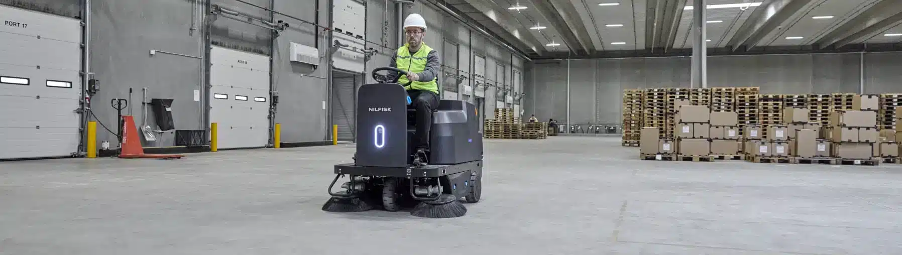 Nilfisk SW3000 – når er en sitte-på-feiemaskin det riktige valget?