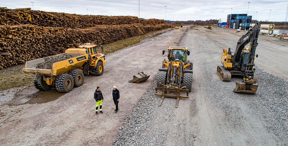 Gravemaskin og hjullaster på anleggsområde