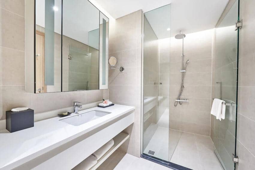 Moderne og hygienisk hotellbad