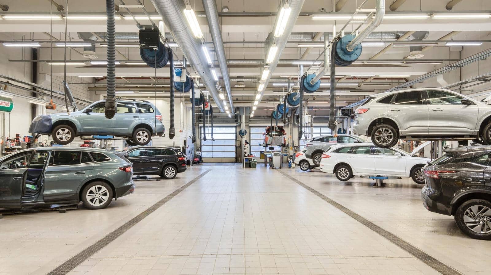 Stort moderne bilverksted med flere arbeidsstasjoner