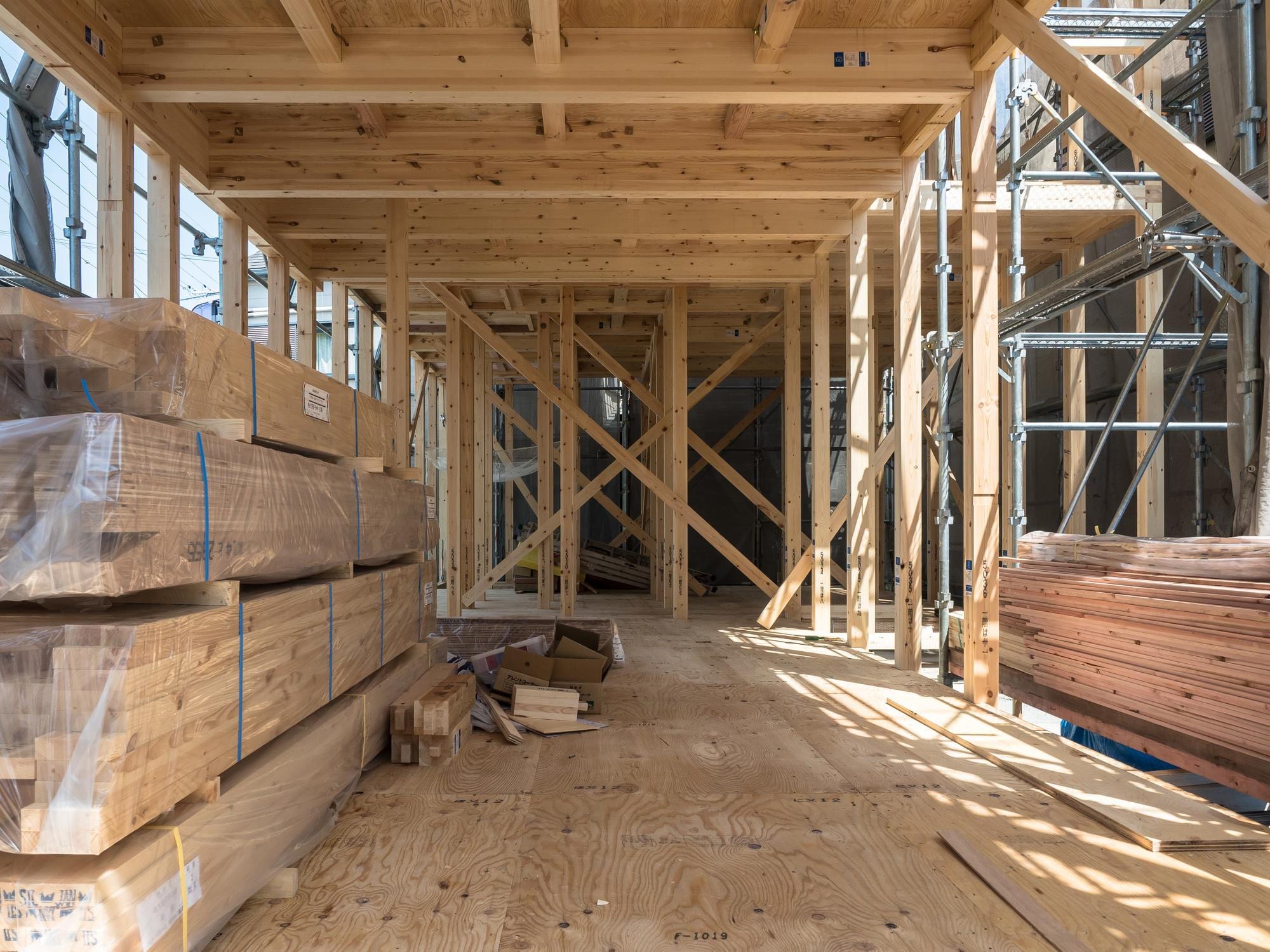 Innvendig byggeplass med sand og materialrester