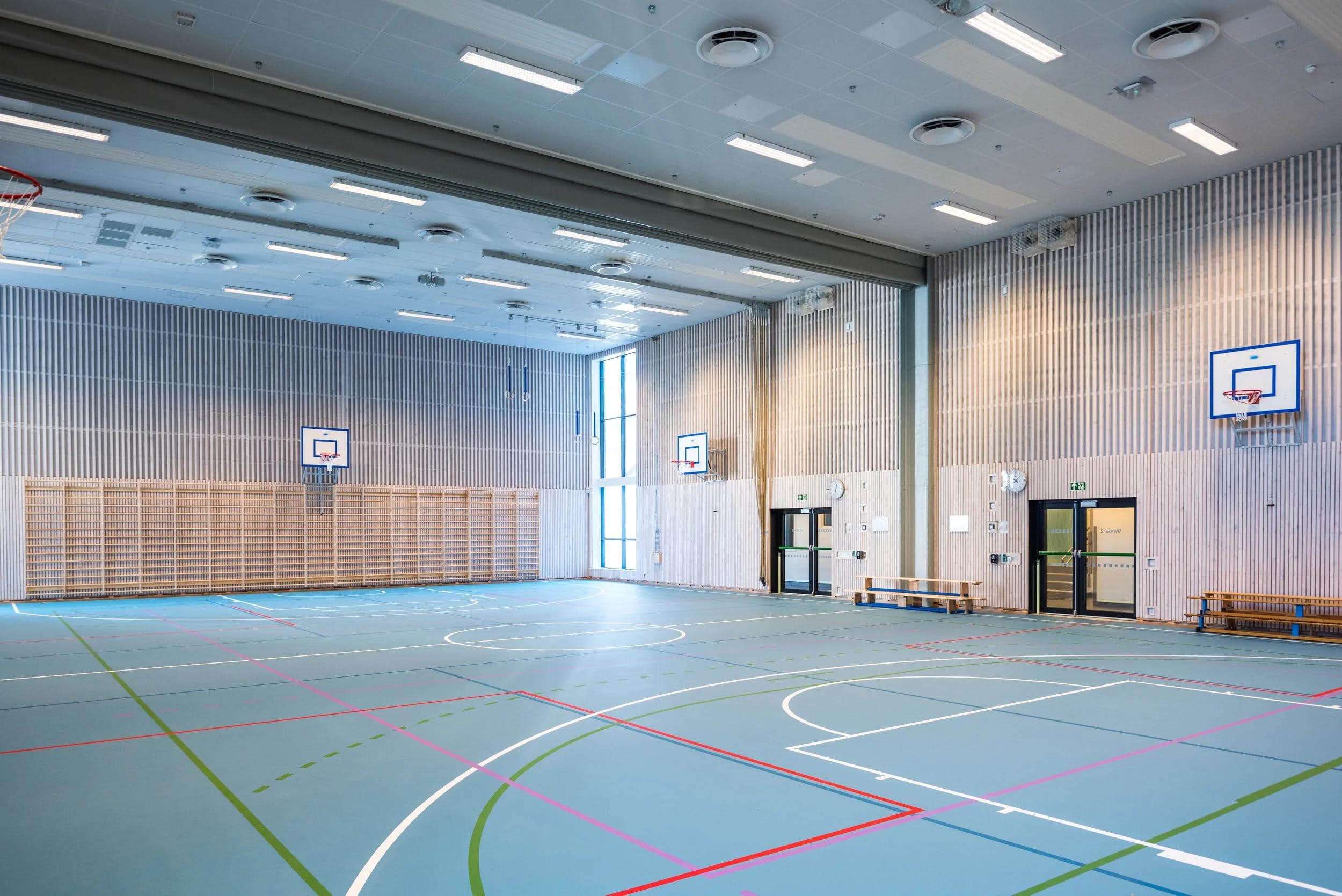 Idrettshall med stort sportsgulv