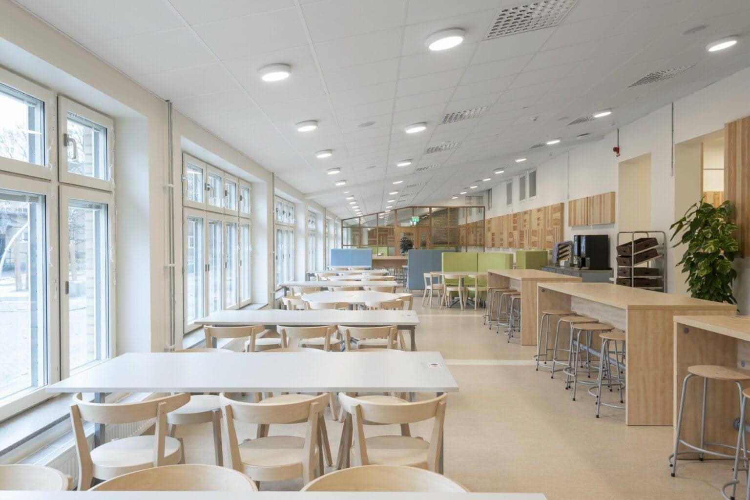 Skolekantine med bord og stoler