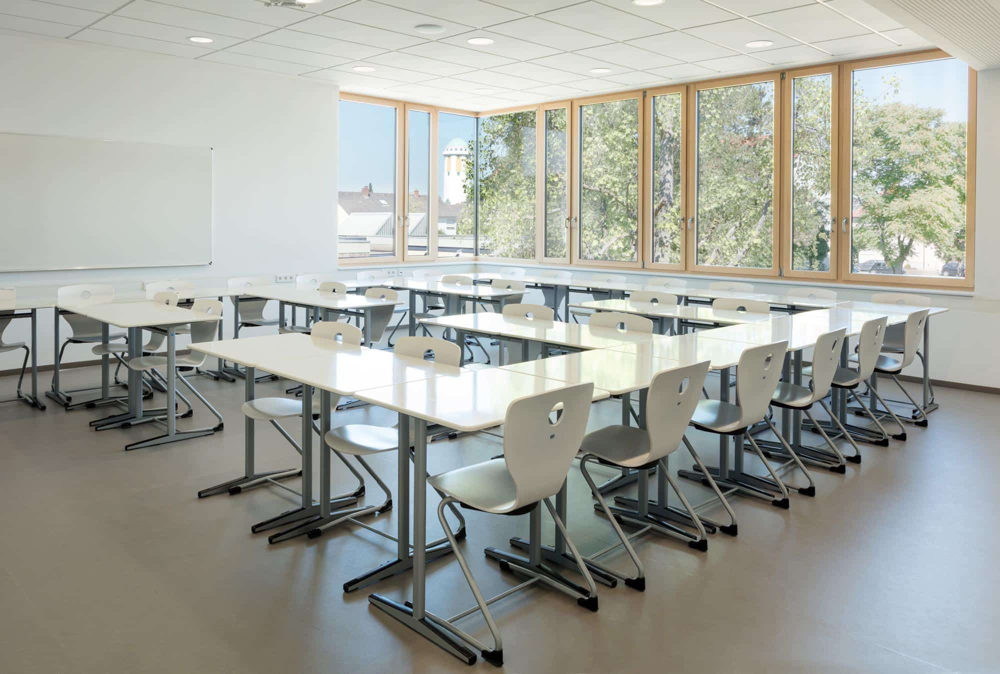 Klasserom med pulter og stoler i moderne skole