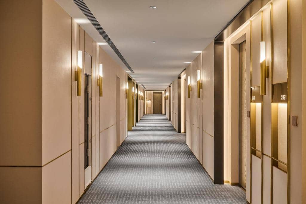 Hotellkorridor med teppegulv