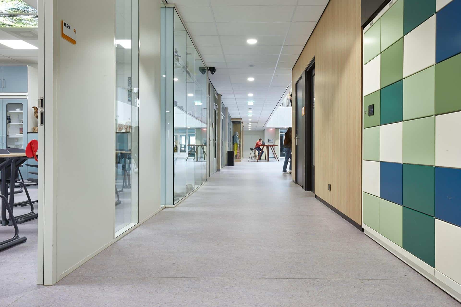 Skolekorridor med slitesterkt gulv og skap