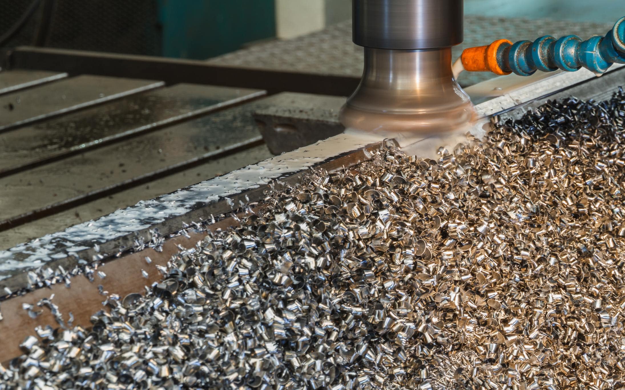 Metallspon og produksjonsrester ved industrimaskin