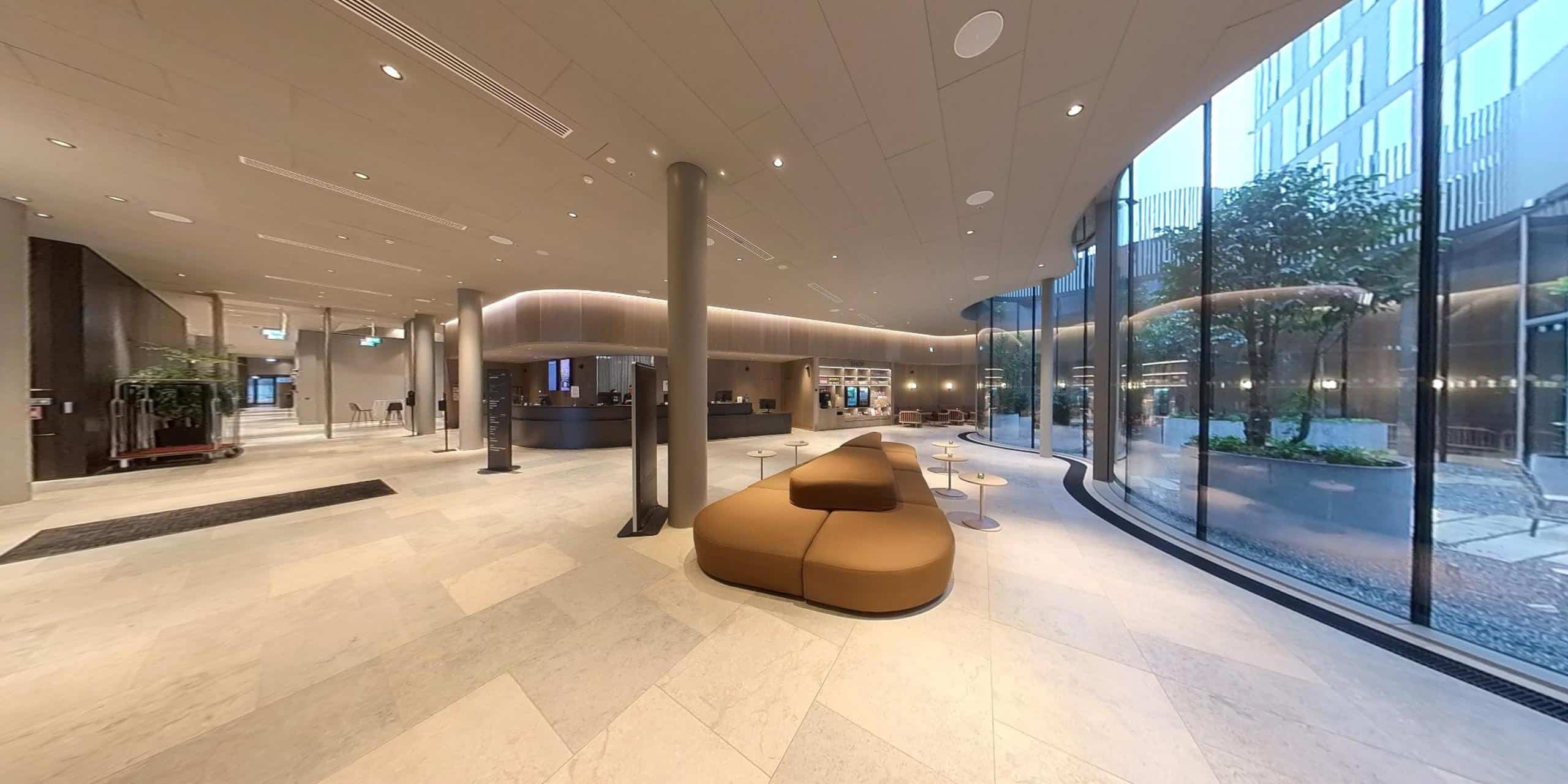 Moderne hotell med lobby og fellesarealer