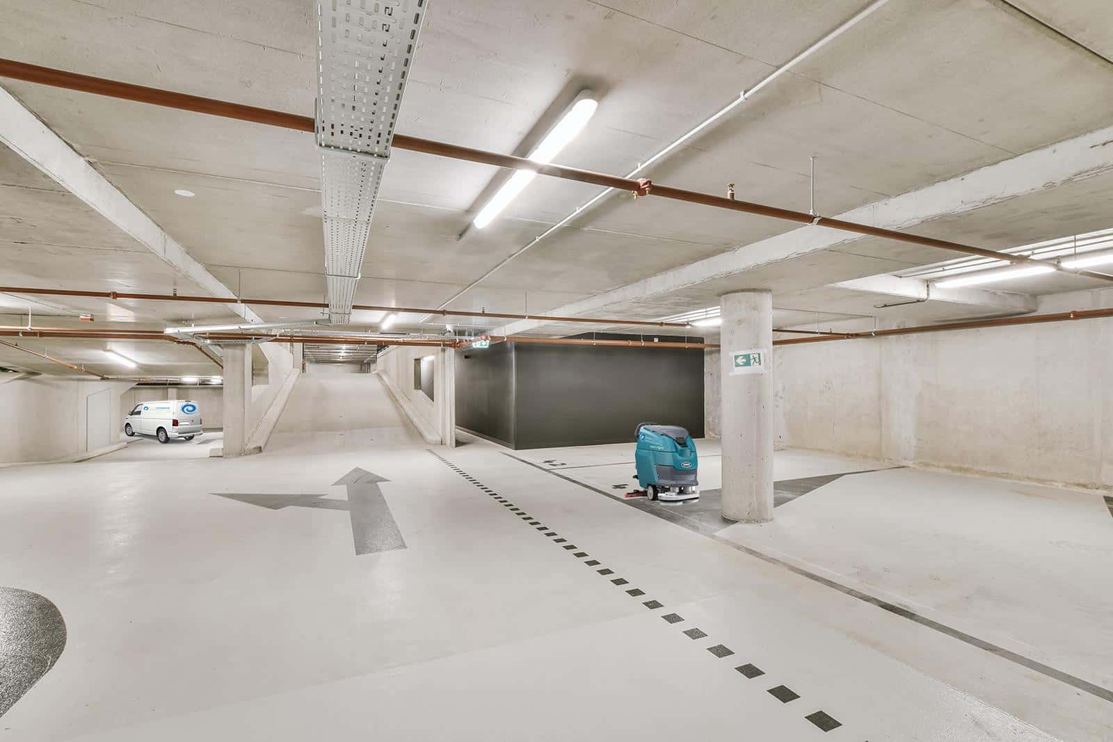 Parkeringshus med store betonggulv og parkeringsplasser